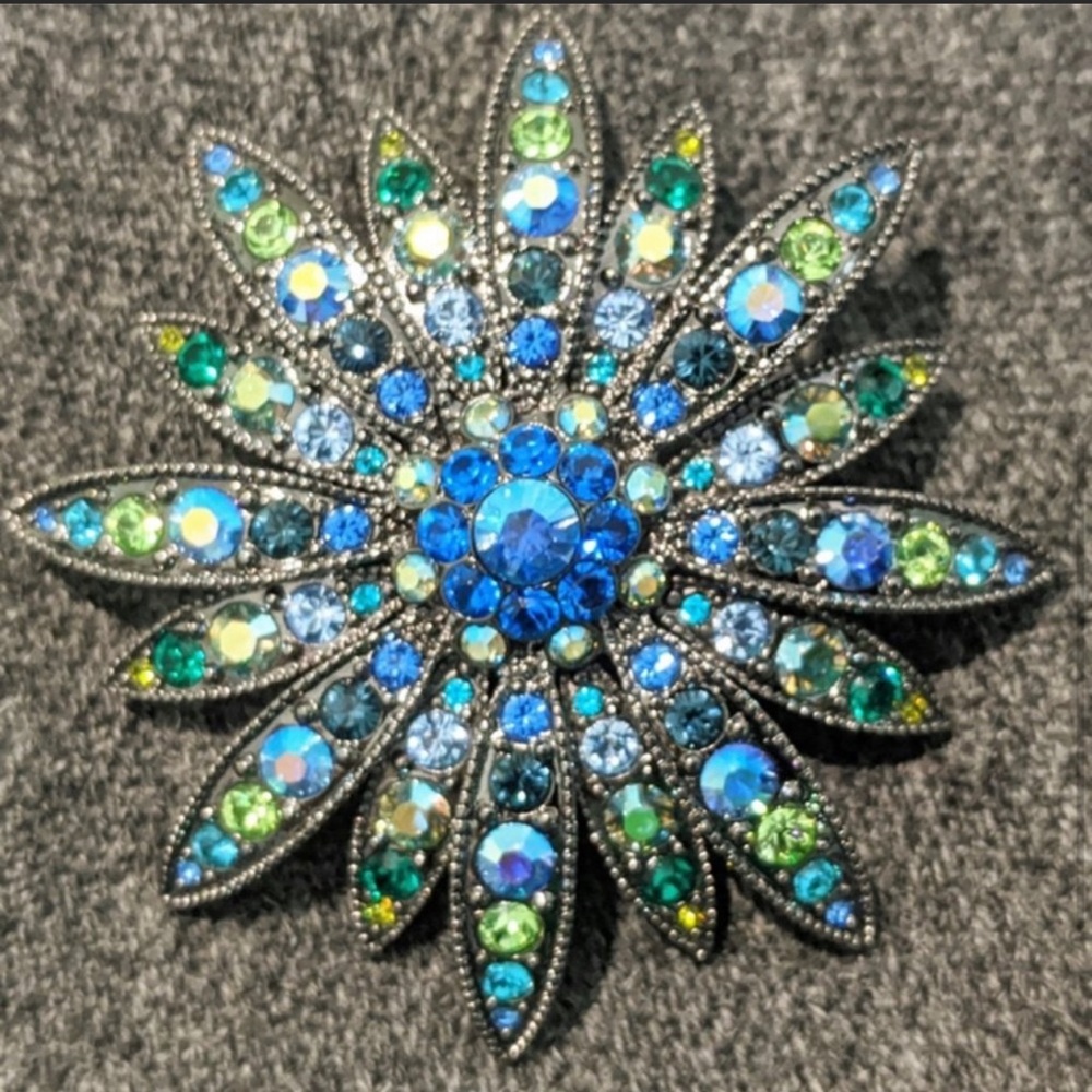 Joan Rivers Swarovski Crystal Flower Starburst Holiday Brooch Pin